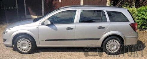 Vauxhall Opel Astra H estate side view