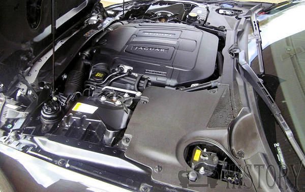 Jaguar XK X150 v8 engine view